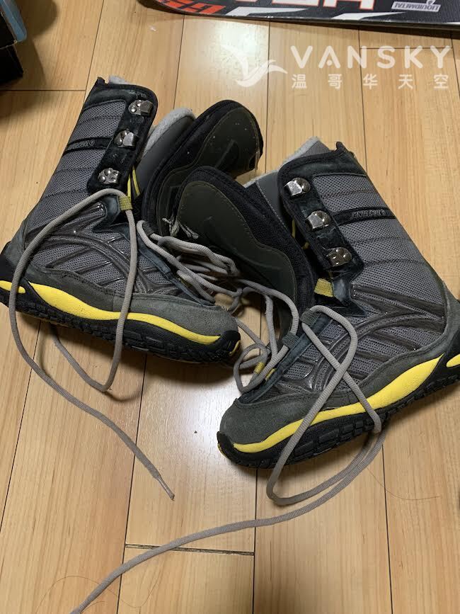 251204165341_santa cruz snowboard boots us size 5 1.jpg